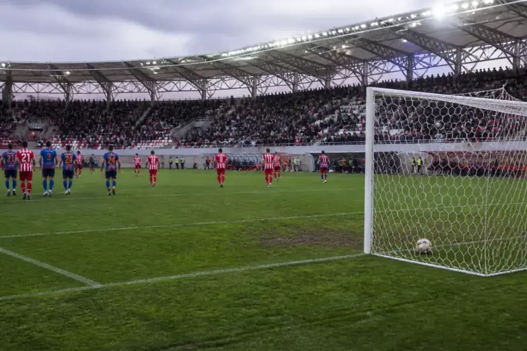 Adrian Păun înscrie din lovitură liberă pentru CFR Cluj, în duelul cu Sepsi