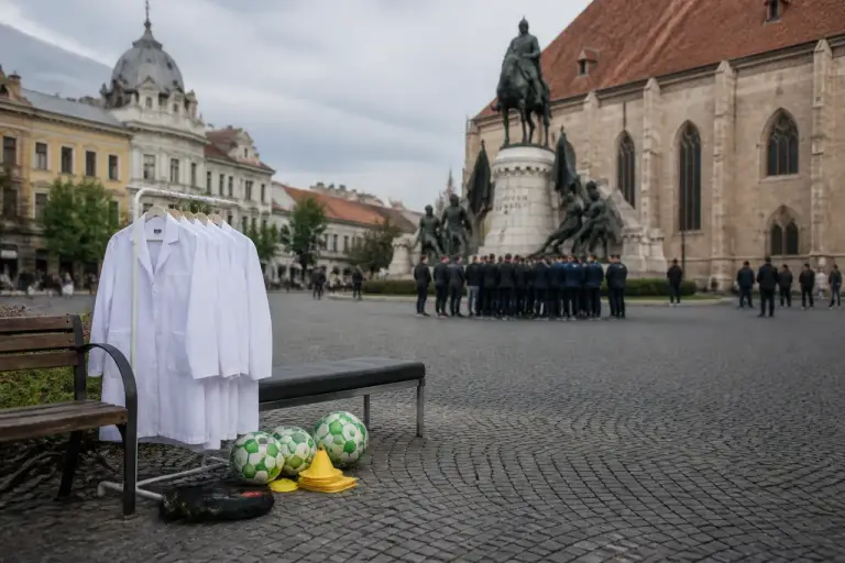 Sănătatea Cluj, prezentare inedită în centrul orașului: fotbaliștii au îmbrăcat halate