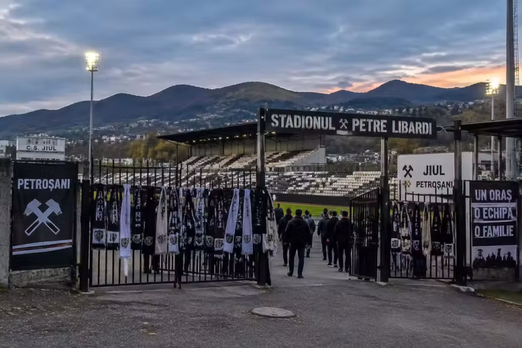Fanii Jiului îi așteaptă pe „studenți” la Petroșani înaintea duelului cu Corvinul