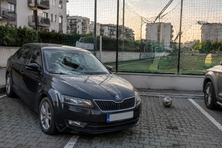 Parbriz spart de o minge într-o parcare din Cluj-Napoca. Locatarii cer soluții